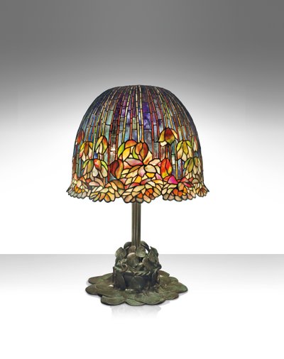 Pond Lily -pöytälamppu, n. 1903 (lyijyä lasia ja patinoitua pronssia) tekijältä Studios Tiffany