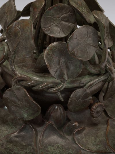 Pond Lily -pöytälamppu, n. 1903 (lyijyä lasia ja patinoitua pronssia) tekijältä Studios Tiffany