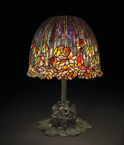 Pöytävalaisin "Pond Lily", noin 1903 (lyijylasia ja patinoitua pronssia). tekijältä Studios Tiffany
