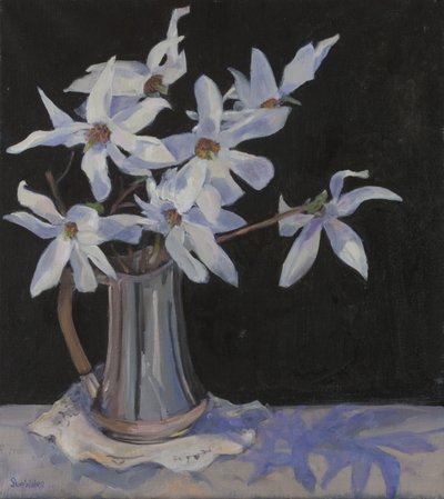 Valkoiset magnoliat hopeakannussa, 2019 tekijältä Sue Wales