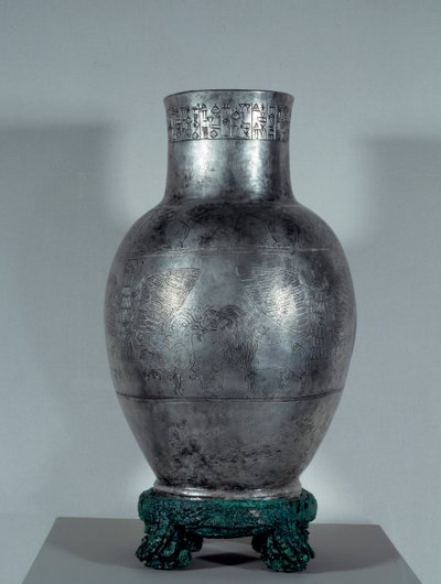 Mesopotamia: Entemena-maljakko hautahopeaa kuvioineen ja nuolenpääkirjoituksella (Eannatumin veljenpoika ja toinen seuraaja). Kesäkausi (2900-2200 eKr.). 2400 eaa. Aurinko 0,35x0,18 m Pariisi, musee du Louvre tekijältä Sumerian Mesopotamian School