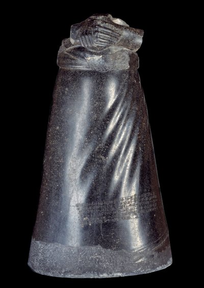 Mesopotamia: Agaden kuninkaan Manishtusun (Manishtousu) (2270-2254 eaa.) dioriittipatsaan alaosa. 2300-2250 EKR. Susa (Babyloniasta). Aurinko 0,88 m Pariisi, Musee du Louvre. tekijältä Sumerian Mesopotamian School