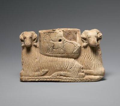 Alus tuettu kahdella pässillä, c. 2600–2500 eKr. (kipsialabasteri) tekijältä Sumerian Sumerian