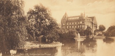Malmö: osa linnan puistoa ja museo (s/w-kuva). tekijältä Swedish Photographer