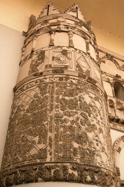 Kansallismuseon sisäänkäynti, joka sisältää monumentaalisen portin Qasr al-Hayr al-Gharbiin, yhteen kuuluisimmista Umayyad-linnoista, Damaskoksen vanhasta kaupungista (Unescon maailmanperintöluettelo). tekijältä Syrian School