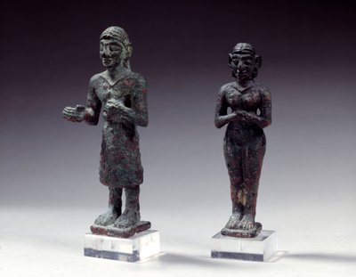 Palvojien ja jumalattaren patsaat pronssissa, Syyriasta 2300-2000 eaa. Pariisi, Louvre-museo tekijältä Syrian Syrian