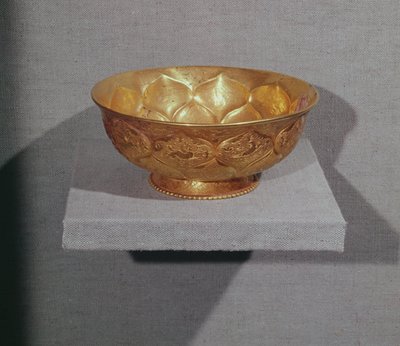Kulho koristeltu kohokuvioiduilla lootuksen terälehdillä (kulta) tekijältä Tang Dynasty Chinese School