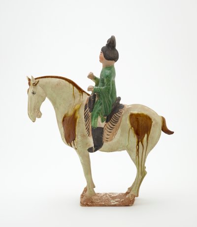 Mies hevosen selässä, Tang-dynastia, n. 700-750 (keramiikka lyijy-silikaattilasituksella ja maalatuilla yksityiskohdilla) tekijältä Tang Dynasty Chinese School