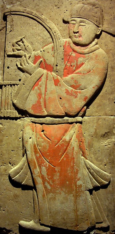 Terrakottastela, jossa on muusikko, Tang-dynastia (618-907), löydetty Shaanxin maakunnasta, Steles Forest -museo Xianissa. Valokuvaus, Leonard de Selva, Kiina, 2006. tekijältä Tang Dynasty Chinese School