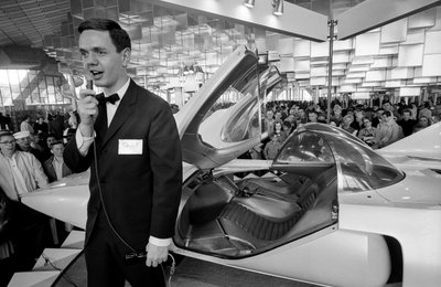 Ilmoittaja futuristisen Firebird III -kokeilukaasuturbiiniauton kanssa Gener... tekijältä Ted Spiegel