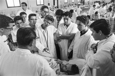 SS Hope -sairaalalaivan lääkäri tekijältä Ted Spiegel