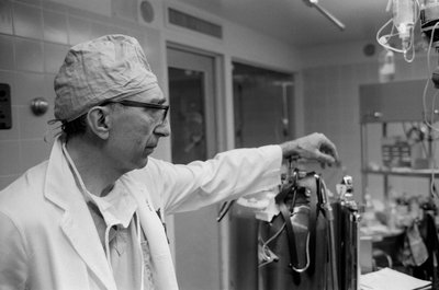 Tohtori Michael DeBakey, sydän- ja verisuonikirurgi Texas Medical Centerissä. tekijältä Ted Spiegel