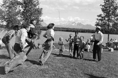 Pelejä piknikillä Matanuska-joen varrella Palmerissa, Alaskassa. tekijältä Ted Spiegel