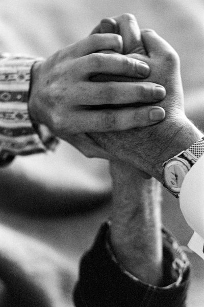 Potilaan ja lääkärin kädet LSD-hoidon aikana. Tohtori J.... kokeilut LSD:llä.... tekijältä Ted Spiegel