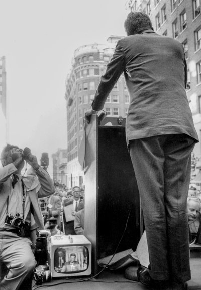 John F. Kennedy pitämässä kampanjapuhetta Seattlessa, Washingtonissa tekijältä Ted Spiegel