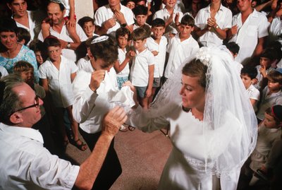 Kibbutznikit tanssivat morsiamen ja sulhasen ympärillä tekijältä Ted Spiegel