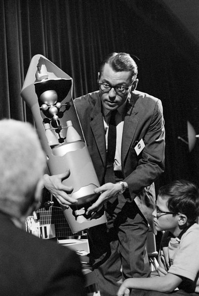 NASA:n insinööri selittää ja esittelee raketin sisäistä mekanismia Seattlen maailmannäyttelyssä. tekijältä Ted Spiegel