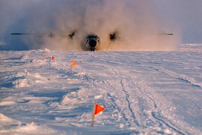 Savun peittämä huoltokone laskeutuu Arlis II:n liputetulle kiitoradalle. tekijältä Ted Spiegel