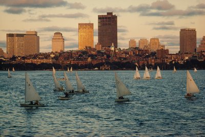 Purjeveneitä auringonlaskun aikaan Charles River Basinissa, Beacon Hillin alapuolella. tekijältä Ted Spiegel