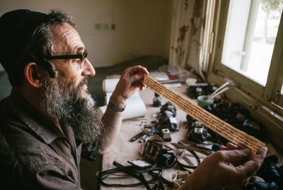 Kirjuri eli sofer tarkistaa Tefillinin sisällön. tekijältä Ted Spiegel
