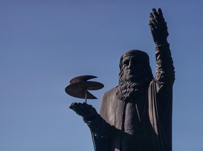 Leonardo da Vincin patsas, jossa on kädessään ilmaruuvi Rooman Fiumicino-Leonardo da Vincin... tekijältä Ted Spiegel