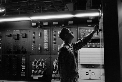 Puhelinlaitteiden huolto PacTel aka Pacific Telephone Bellinghamissa, ... tekijältä Ted Spiegel