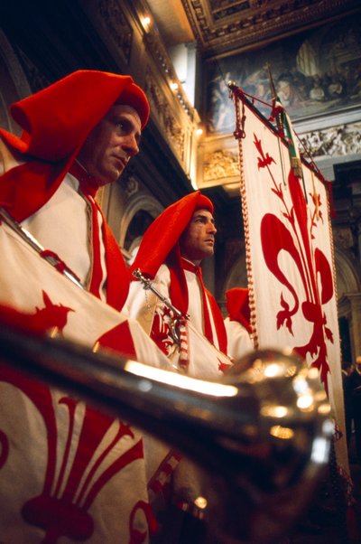 Trompetit soittavat seremoniassa, Firenze tekijältä Ted Spiegel