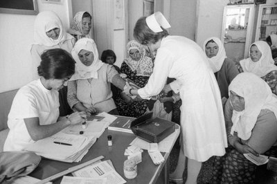Terveydenhuollon työntekijät arvioivat klinikalla käyviä turkkilaisia naisia. tekijältä Ted Spiegel