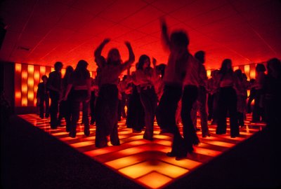 Nuoret tanssijat disko yökerho disko tanssivat valaistulla lattialla tekijältä Ted Spiegel