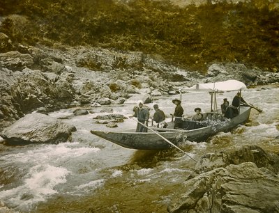 Vene Hozu-joen koskenlaskussa Kiotossa noin 1900-1915 (valokuva). tekijältä Teijiro Takagi