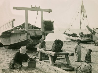 Kalastajaperhe Japanissa noin 1900-1915 (valokuva). tekijältä Teijiro Takagi