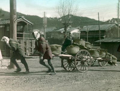 Japanilaisia talonpoikia vetämässä riisisäkkejä kärryissä, noin 1900 - 1915 (valokuva). tekijältä Teijiro Takagi