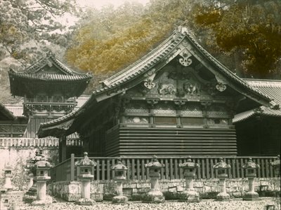Osa Tosho-Gu-temppelistä nimeltä Sanjinko Nikkossa, noin 1900-1915 (valokuva). tekijältä Teijiro Takagi