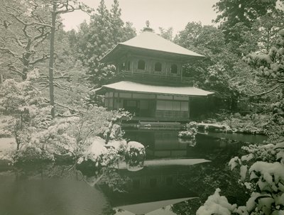Näkymä Ginkaku-jiin lumen alla Kiotossa, noin 1900 - 1915 (valokuva). tekijältä Teijiro Takagi