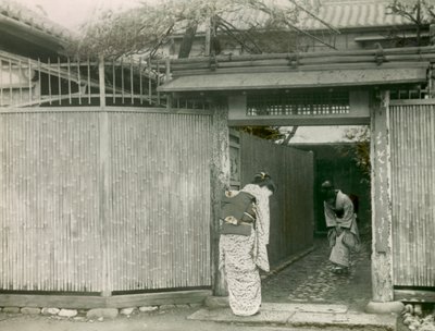 Nuori japanilainen nainen vierailee ystävänsä luona, noin 1900 - 1915 (valokuva). tekijältä Teijiro Takagi