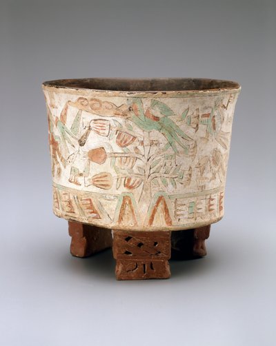 Kolmijalkamaljakko, jossa on kaksi puhalluspistoolia ja Quetzal-lintuja kaakaopuissa, Late Xolalpan, 550-650 (keramiikka maalatulla stukkolla) tekijältä Teotihuacan Teotihuacan