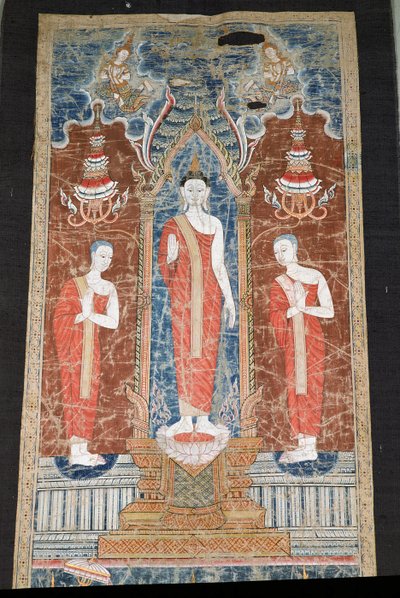 Banner, joka kuvaa seisovaa Buddhaa kahden opetuslapsen kanssa, Rattanakosin Style (maalattu silkki) tekijältä Thai School