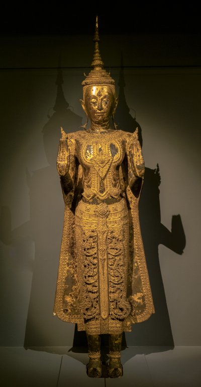 Buddha-paraati, joka osoittaa molempien käsien pelon puuttumisen tekijältä Thai School