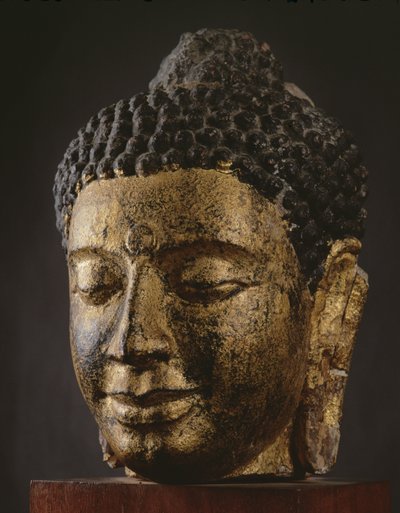 Jättiläinen Buddha-pää, jossa silmät kiinni, Srivijaya-tyyli tekijältä Thai School