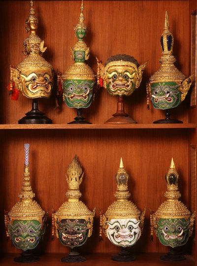 Naamiot Khon-teatteriin (keraamiset ja metalliset) tekijältä Thai School