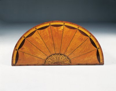 George III:n marquetry demi-lune lipasto, n. 1760-1779 (satiini, amarantti ja tulppaani) tekijältä Thomas (attr.to) Chippendale
