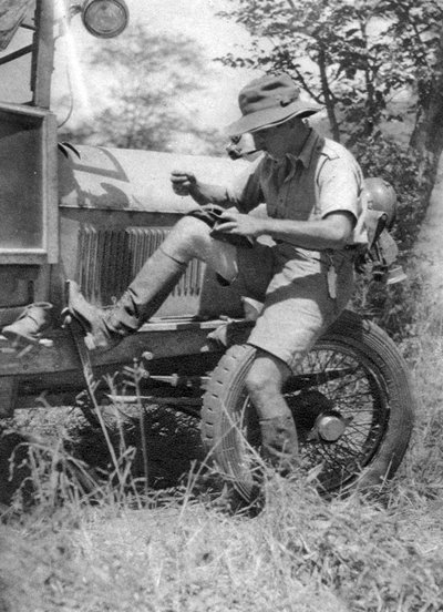 Chaplin Court Treatt, brittiläinen autoilun pioneeri, korjaa veldtschoen-kenkiään, c1924-c1926 1927 tekijältä Thomas A. Glover