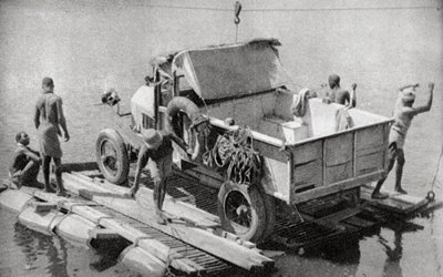 Chambesi-joen ylitys rikkoutuneella ponttonilla, Pohjois-Rhodesia, 1925 1927 tekijältä Thomas A. Glover