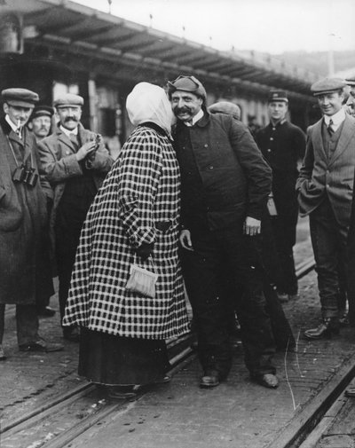 Herra ja rouva Bleriot sen jälkeen, kun entinen oli lentänyt Kanavalla vuonna 1910 tekijältä Thomas E. and Horace Grant Grant