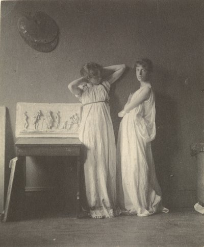 [Kaksi klassiseen asuun pukeutunutta naismallia ja Eakinsin veistos "Arkadia"]. tekijältä Thomas Eakins