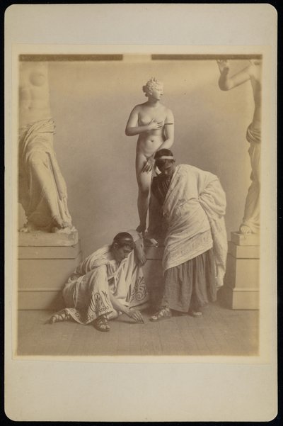 [Kaksi kreikkalaiseen asuun pukeutunutta miesopiskelijaa Afroditen kipsivaloksen edessä Pennsylvanian akatemian valuhuoneessa] tekijältä Thomas Eakins