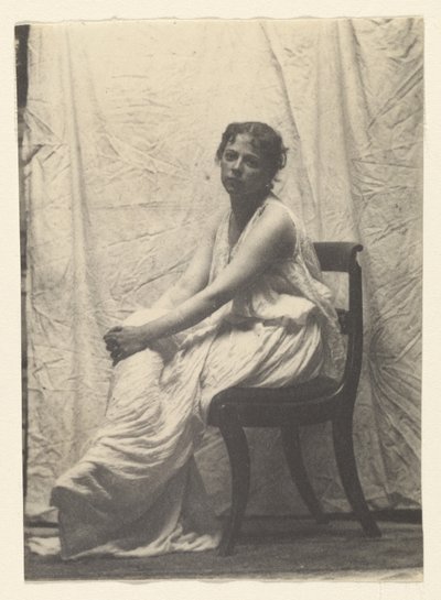 [Weda Cook klassisessa puvussa Eakinsin Chestnut Streetin ateljeessa] tekijältä Thomas Eakins