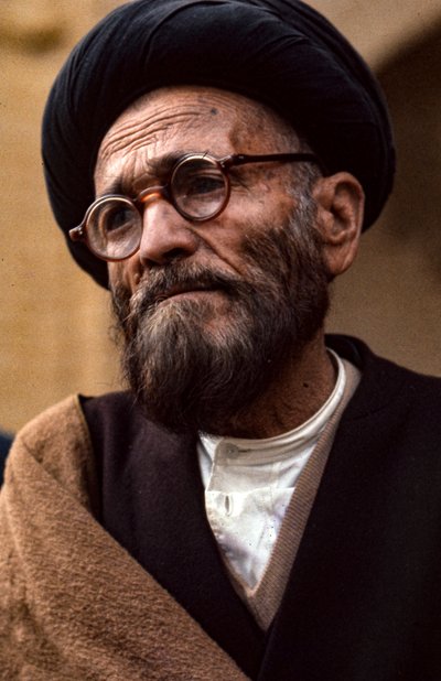Iranilainen shiiapappi, jolla on silmälasit ja turbaani tekijältä Thomas J. Abercrombie