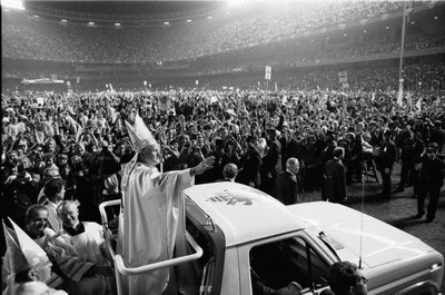 Paavi Johannes Paavali II:n ensimmäinen Yhdysvaltain vierailu Yankee Stadiumilla. tekijältä Thomas J. O