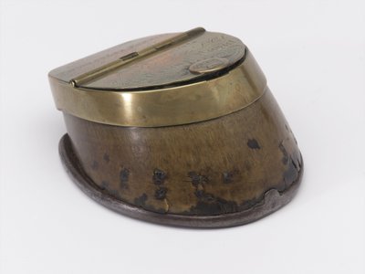 Hevosen kavion mustesyvennys, joka kuuluu kapteeni William Tyrwhitt Drakelle, Royal Horse Guards, n. 1829 (mustekuppi, hevosen kavio) tekijältä Thomas Lee